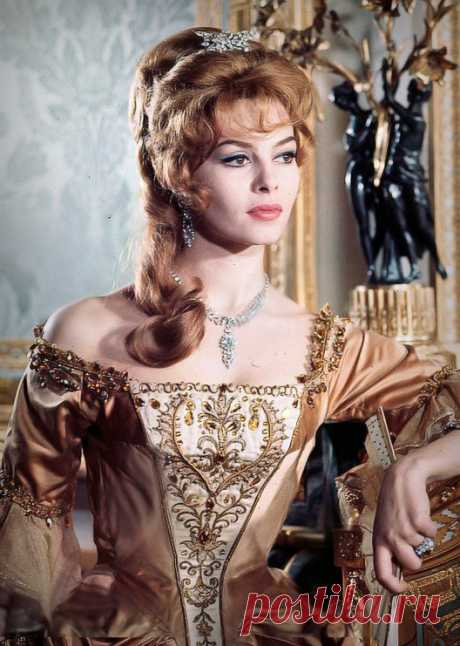 Невероятно красивая женщина, идеал женской красоты и обаяния, смотришь на нее, как на прекрасный цветок и не можешь насмотреться.

Мишель Мерсье по праву входит в десятку самых красивых женщин всех времен и народов. Сколько бы не было прекраснейших девушек в мире, таких как Мишель Мерсье больше не существует. Идеал красоты, несмотря на то, что вкусы меняются, но этот идеал остается на самом высочайшем пьедестале.