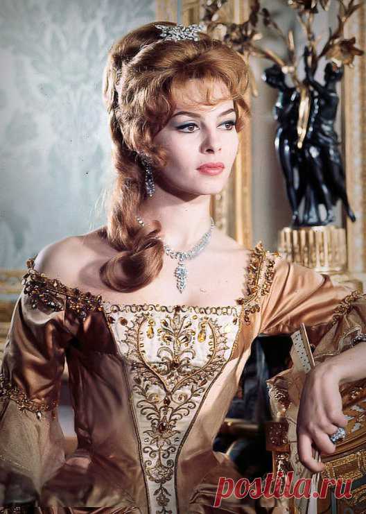 Невероятно красивая женщина, идеал женской красоты и обаяния, смотришь на нее, как на прекрасный цветок и не можешь насмотреться.

Мишель Мерсье по праву входит в десятку самых красивых женщин всех времен и народов. Сколько бы не было прекраснейших девушек в мире, таких как Мишель Мерсье больше не существует. Идеал красоты, несмотря на то, что вкусы меняются, но этот идеал остается на самом высочайшем пьедестале.