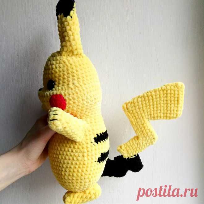 PDF Пикачу крючком. FREE crochet pattern; Аmigurumi toy patterns. Амигуруми схемы и описания на русском. Вязаные игрушки и поделки своими руками #amimore - плюшевый покемон Пикачу с покеболом, популярный персонаж аниме из плюшевой пряжи.