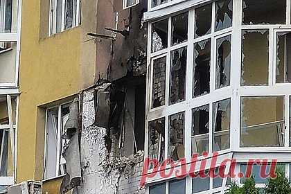 Стало известно о поврежденных квартирах из-за врезавшегося в дом Воронежа дрона. Как минимум десять квартир получили повреждения из-за взрыва беспилотника, который врезался в жилой дом Воронежа на улице Белинского. О повреждениях стало известно Telegram-каналу Shot. По информации авторов канала, в результате происшествия также оказалась разрушена несущая стена на втором этаже дома.