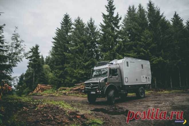 Партизанить на Bimobil EX 435 | Чёрт побери Немцы создали очень интересный агрегат, который позволяет бросить город и со всем необходимым комфортом рвануть жить куда-нибудь в глушь, в непроходимую тайгу, например. Это Bimobil EX 435, созданный на шасси полноприводного армейского грузовика Mercedes Unimog 4023 с дородным просветом в 50 см. Жилье расположено в кунге, закрытом кузове-фургоне. Есть полнофункциональная кухня, душ, туалет, модульная система спальных мест, котора...