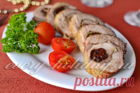 Мясной рулет с черносливом.