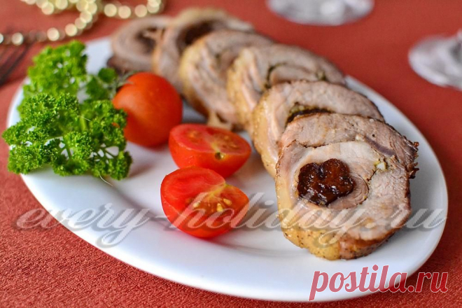 Мясной рулет с черносливом.