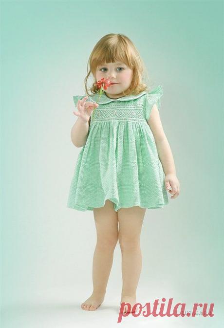 миленька девочка в зелёненьком латье