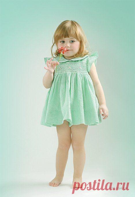 миленька девочка в зелёненьком латье