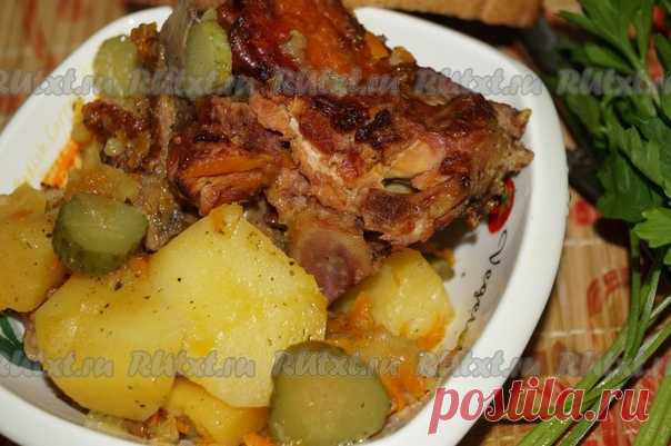 Картошка с копчёными рёбрышками в мультиварке от Ольги Романовой

Я очень люблю копчёности и уверена, что Вы тоже. Хочу предложить рецепт очень вкусной картошки с копчёными рёбрышками и маринованными огурцами в мультиварке. Получилось просто объедение, мне даже стыдно признаться, но я съела сразу две порции. Очень вкусно!
Для приготовления картошки с копчёными рёбрышками в мультиварке понадобится:
картофель - 1 кг;
копчёные рёбрышки - 500 г;
морковь - 1 шт.;
репчатый лук -...
