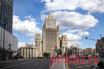 МИД раскрыл подробности переговоров Лаврова и Чавушоглу. МИД России раскрыл подробности телефонных переговоров главы ведомства Сергея Лаврова с турецким коллегой Мевлютом Чавушоглу. Российская сторона рекомендовала турецким коллегам обратиться к Киеву с призывом не чинить препятствия гуманитарным коридорам для эвакуации гражданского населения.