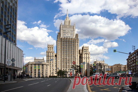 МИД раскрыл подробности переговоров Лаврова и Чавушоглу. МИД России раскрыл подробности телефонных переговоров главы ведомства Сергея Лаврова с турецким коллегой Мевлютом Чавушоглу. Российская сторона рекомендовала турецким коллегам обратиться к Киеву с призывом не чинить препятствия гуманитарным коридорам для эвакуации гражданского населения.