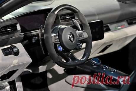 В России обвалились продажи новых люксовых автомобилей. За 2022 год в России было продано 376 новых люксовых автомобилей, что на 57,6 процента меньше, чем по итогам 2021 года. Самым популярным автомобилем в данном сегменте у россиян стал Rolls-Royce — за весь год в стране было продано 104 автомобиля этого бренда. Также покупатели отдавали предпочтение марке Bentley.