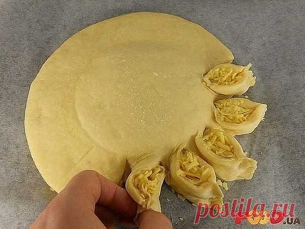 ПИРОГ С МЯСОМ И СЫРОМ *ПОДСОЛНУХ*

мука — 400 г
молоко — 100 мл
яйца — 1 шт
соль — 1/2 ч. ложки
сахар — 1 ст. ложка
масло сливочное — 50 г
дрожжи сухие — 2 ч. ложки
фарш любой (у меня куриный) — 250 г
лук репчатый — 1 шт
соль, специи — по вкусу
растительное масло — для жарки
сыр твердый — 100 г
желток — для смазывания
мак — для посыпки
зелень — по вкусу
чеснок — 1-2 зубчика

В ведерко хлебопечки влить теплое молоко. Добавить размягченное сливочное масло и яйцо. Сверху всып...