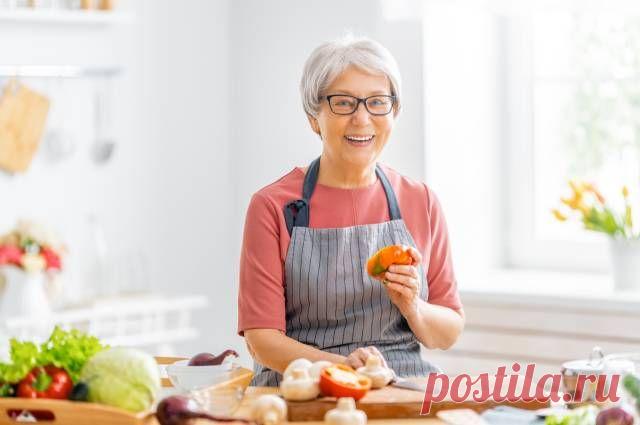 Принципы питания для пожилых людей Правильное питание важно для любого человека, но людям в возрасте стоит быть особенно внимательными к своему рациону. Какие продукты нужно добавить в ежедневное меню, от чего отказаться и как выстроить режим приема пищи, объясняет медицинская сестра Ольга Котельникова.