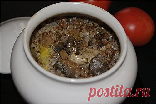 Гречневая каша с печенью и овощами в горшочке.
