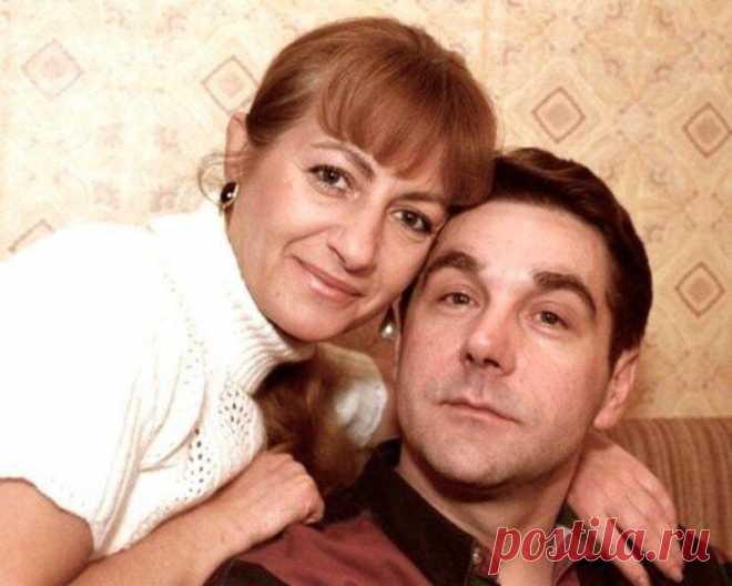 Почему мне нравится пара Маковецкого и Демченко, хотя супруга старше актера аж на 18 лет
Любовь не приемлет условностей. Из-за большой разницы в возрасте паре Маковецкий — Демченко пророчили супружеские измены и развод. А я думаю, что возраст не влияет на искренность. Вопреки предубеждениям многие союзы, в которых женщина старше, оказываются на зависть счастливыми и прочными. И брак Сергея и Елены стал именно таким. Они вместе уже 38 лет. Фото […]
Читай дальше на сайте. Жми подробнее ➡