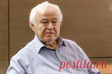 Михаил Литвак: 20 советов, которые помогут в решении многих жизненных вопросов Михаил Литвак, один из признанных психологов и врачей-психотерапевтов международного уровня, разработал и первым начал применять на практике систему разрешения конфликтов «психологическое айкидо». Главная цель этой концепции – научиться разбираться в людях и в себе. Мы публикуем 20 советов известного психолога, которые помогут в решении многих жизненных вопросов: 1. Никто никого не бросает, просто кто-то уходит…