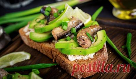 Бутерброды со шпротами, авокадо и творожным сыром - Лайфхакер