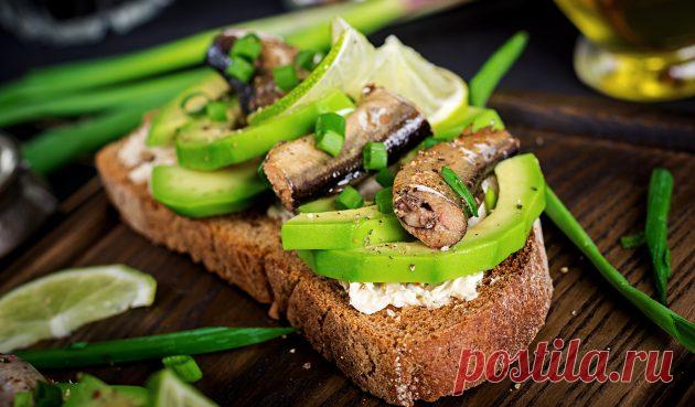 Бутерброды со шпротами, авокадо и творожным сыром - Лайфхакер