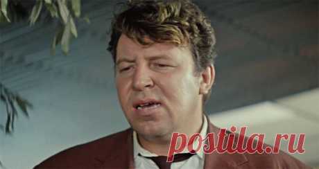 Большой актер небольших ролей | Чёрт побери У него почти не было главных ролей в кино. Но зрители любили и узнавали его даже в эпизодах. Да и не заметить его было невозможно. «Будете у нас на Колыме…», «Служил Гаврила бюрократом…», «А вам не кажется, что ваше место возле параши?!» Эти фразы в его исполнении прочно «ушли в народ». Роман Филиппов — большой актёр маленьких ролей Природа наградила его щедро. И ростом, и мощью, и голосом. Ещё будучи школьником, он пришёл на про...
