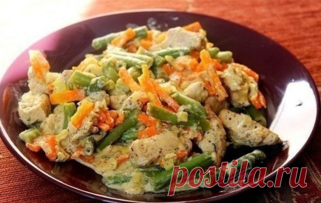 Курица со стручковой фасолью и овощами в сливочном соусе