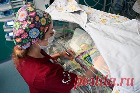 Раскрыта опасность COVID для младенцев. Ученые Калифорнийского университета в Лос-Анджелесе раскрыли опасность заражения женщин коронавирусом SARS-CoV-2 во время беременности. Согласно результатам исследования, в этом случае у новорожденных повышается риск респираторного дистресса, однако вакцинирование снижает эту вероятность.