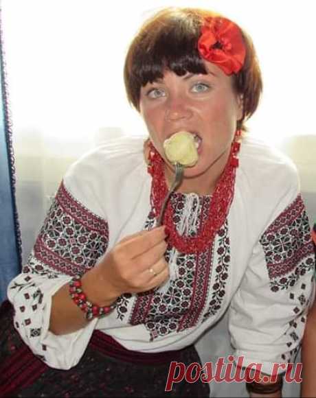 Олена Щербань поділилася двома рецептами опішнянських галушок - Полтавская область онлайн Українська керамолог, етнолог, етнограф, краєзнавець, історик, майстриня української традиційної ляльки-мотанки та популяризаторка українського традиційного мистецтва, голова Опішнянського осередку майстрів народної творчості Олена Щербань поділилася двома рецептами галушок, які здавна готували в її рідних краях