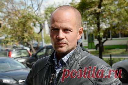 Российский актер ответил на вопрос о желании эмигрировать. Российский актер театра и кино Михаил Евланов ответил на вопрос о желании эмигрировать из России в 1990-х годах. Своим мнением он поделился в интервью для Teleprogramma.pro. По его словам, на тот период пришлось время взросления и первых чувств. Евланова также спросили, не хотелось ли ему в те годы уехать из страны.