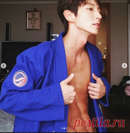 Актер Ли Джун Ки показал фанатам свой пресс | K-POP