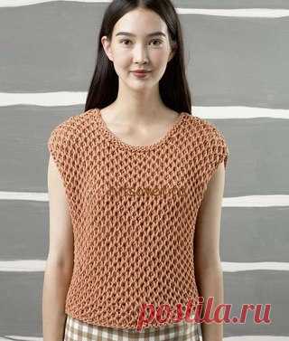 Свободная модель топа из ленточной пряжи, вяжется быстро крупными спицами с подробным описанием. Вам потребуется пряжа 350 (400, 450, 500) грамм = 7 (8, 9, 10) мотков оттенка лосося (935.0028.) LANGYARNS GRANDE, состоящей из 100% хлопка, спицы № 12, круговые спицы № 10 или чулочные спицы № 10. 

Размеры топа: S (М, L, XL). 

Охват груди: 120 (130, 138, 148) см. 

Длина: 50 (51, 52, 53) см. 

Узор I: спицы № 12: Патентная сетка (четное количество петель): 

Ряд 1: лицевая с...