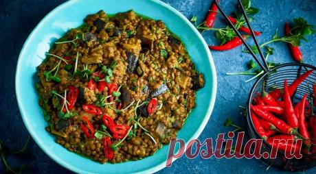 Карри из чечевицы с баклажанами
Мясоедам в такой карри перед подачей можно добавить нарезанные кружочками и обжаренные охотничьи колбаски.