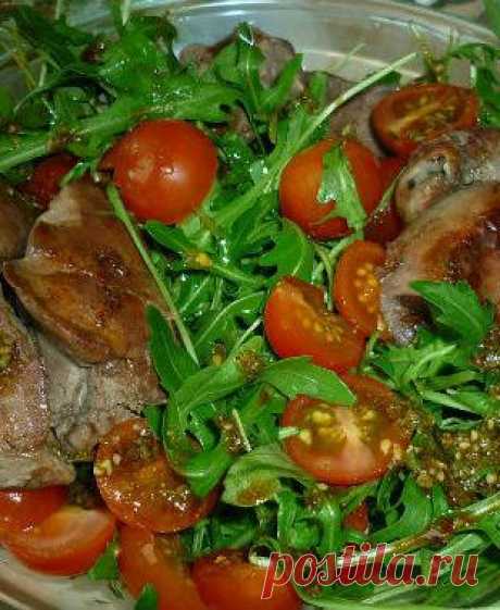 Салат из рукколы, помидоров и куриной печени