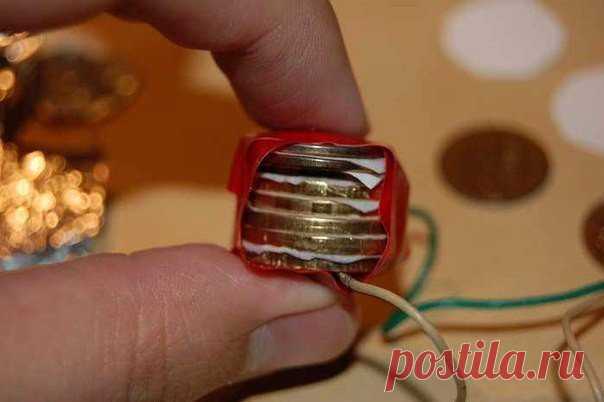 Как сделать Батарейку из монет Что вам понадобится: Блюдце Ножницы Скотч (Изолента) Шесть медных монет Тёплая солёная вода Два провода Кусачки (Нож) Алюминиевая фольга Бумажная салфетка 1 шаг Ещё немного теории: Корпус батарейки, который делают из цинка, снаружи может быть покрыт картоном или пластиком. Внутри корпуса находятся химикалии в виде пасты, а у некоторых батареек посредине есть угольный стержень. Если мощность батарейки падает, это значит, что химикалии израсходованы и батарейка…