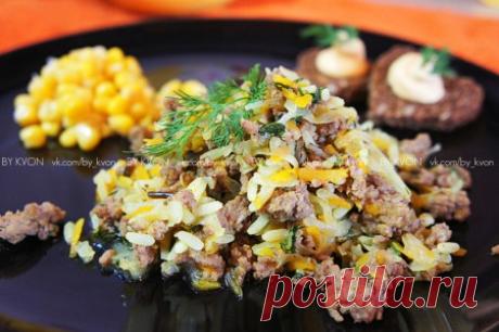 Ленивые голубцы с говяжьим фаршем Ленивые голубцы с говяжьим фаршем - это простое и вкусное блюдо, которое идеально подходит для обеда или ужина. Говяжий фарш тушится с овощами и рисом, создавая сочное и аппетитное сочетание. Это блюдо не только сытное, но и достаточно диетическое, благодаря использованию нежирного мяса и большого количества овощей.