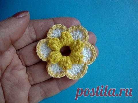Красивый цветок крючком..