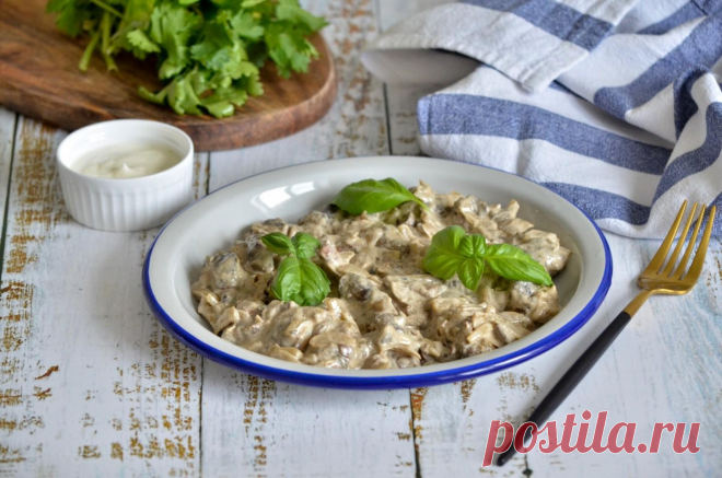 Грибы тушеные в сметане на сковороде рецепт с фото пошагово - 1000.menu