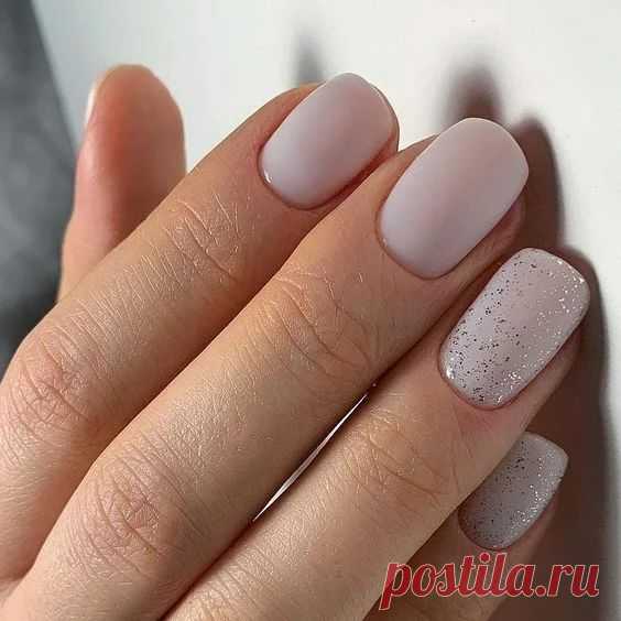Светлый зимний маникюр на короткие ногти 2020