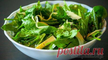Салат со шпинатом и сыром. Простой, вкусный, полезный Салат со шпинатом и сыром. Он идеален с кисло-сладкой заправкой и твердым сыром. Все дело в исключительной заправке, ведь вкус самого шпината нейтрален и может показаться пресным.