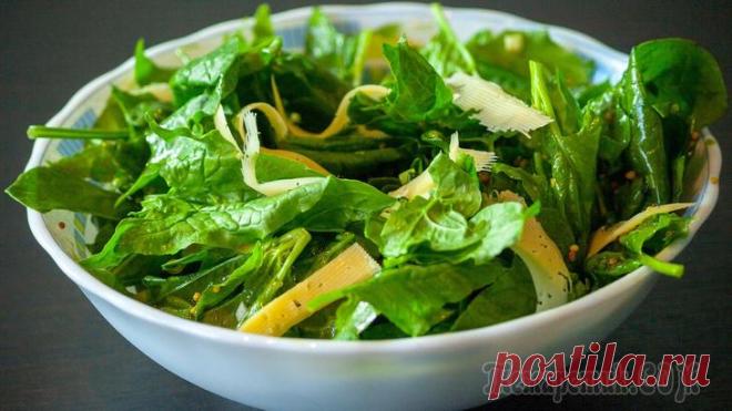 Салат со шпинатом и сыром. Простой, вкусный, полезный Салат со шпинатом и сыром. Он идеален с кисло-сладкой заправкой и твердым сыром. Все дело в исключительной заправке, ведь вкус самого шпината нейтрален и может показаться пресным.