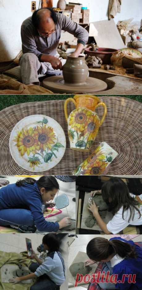 Лепка из глины: с чего все началось. 
Изначально глиной покрывали плетеные корзины,  а потом и непосредственно из нее самой стали делать посуду. Конечно, она была более чем примитивной: этакая лепешка с загнутыми краями. - Источник: Рукоделие - мое ремесло https://rukodelie1.com/publ/lepka/lepka_iz_gliny/lepka_iz_gliny_s_chego_vse_nachalos/18-1-0-9