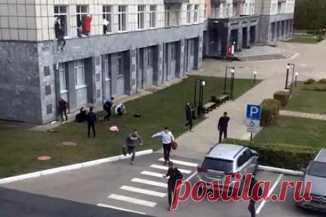 Психолог оценил действия продолжившего лекцию пермского профессора. Продолжение лекции профессором Олегом Сыромятниковым во время нападения на Пермский государственный университет (ПГНИУ) помогло избежать давки. Так действия лектора оценил психолог РАМН Сергей Ениколопов. Ранее декан химического факультета ПГНИУ Ирина Машевская также сообщила, что Сыромятников поступил правильно.