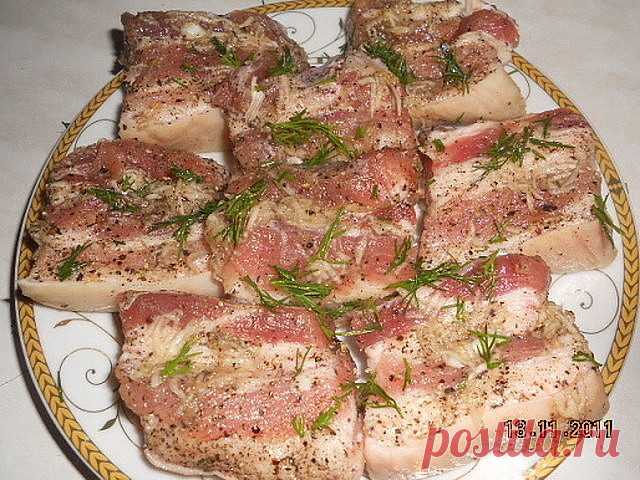 МАРИНОВАННОЕ САЛО - ДИВНЫЙ РЕЦЕПТ

Сказать, что вкусно – значит, ничего не сказать! Мягкое, нежное и чуточку влажное сало... Вы о таком давно мечтали! Попробуйте, засолите еще и по такому способу - не пожалеете


Для маринования лучше подбирать мягкое, свежее сало с прожилками мяса и выбирать кусочек потолще. Чтобы узнать, не волокнистое ли сало, есть простой способ. Проткните сало спичкой. Если она легко входит в мякоть, значит, сало мягкое. Именно такое и нужно для маринования.