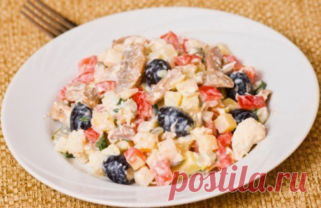 Салат из курицы с грибами и маслинами