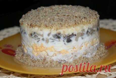 Салат с курицей и грецкими орехами Ингредиенты:-Филе куриное - 150 г-Яйца - 2 шт-Грибы - 100 гр-Лук репчатый - 1 шт-Сыр - 100 г-Чеснок - 2 зубчика-Орехи грецкие - 50 г-Майонез - по вкусуПриготовление:Репчатый лук мелко нарезать. Грибы …