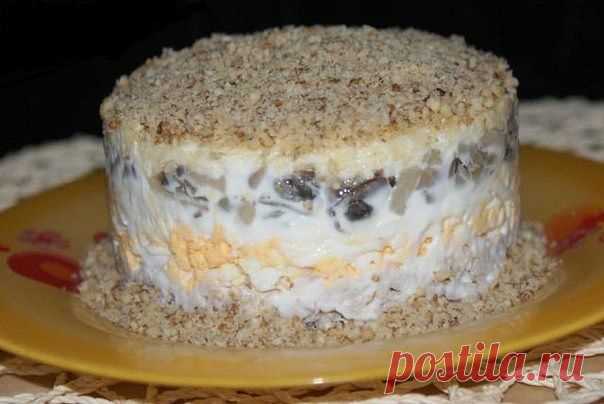 Салат с курицей и грецкими орехами Ингредиенты:-Филе куриное - 150 г-Яйца - 2 шт-Грибы - 100 гр-Лук репчатый - 1 шт-Сыр - 100 г-Чеснок - 2 зубчика-Орехи грецкие - 50 г-Майонез - по вкусуПриготовление:Репчатый лук мелко нарезать. Грибы …