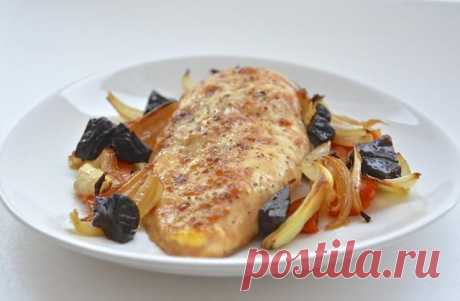 Куриное филе с овощами и черносливом.