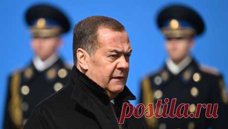 Медведев назвал страны, ответственные за обстрел Севастополя. Зампред Совета безопасности РФ Дмитрий Медведев возложил ответственность за сегодняшнюю ракетную атаку по Севастополю на власти Соединенных Штатов и Украины. Об этом он написал в своем Telegram-канале. &quot;Ублюдки из США поставляют ...