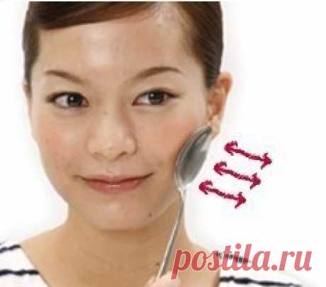 Ложечный массаж в борьбе с морщинами. Нужно взять чайные или десертные ложки, можно стальные, стакан холодной воды с несколькими кубиками льда, миска с подогретым растительным маслом.  Охладив ложки в ледяной воде, прикладывают их к верхним векам. Повторяют прикладывания 5 раз. Затем ту же манипуляцию необходимо проделать с нижними веками. Таким образом можно избавиться от отёчности век и тёмных кру