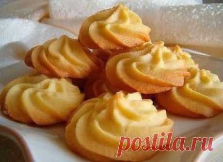 Топ-9 рецептов вкуснейшей выпечки
Слоёнки с творожной начинкой и изюмом
Ингредиенты:
- Тесто слоеное бездрожжевое 400 гр
- творог 400 гр
- сахар 3-4 ст л
- ванилин 1/3 ч л
- яйцо сырое 1 шт
-сметана 1-2 ст л
- изюм б/косточек по вкусу
- яйцо для смазки
- сахарная пудра и кунжут для посыпки
Приготовление:
Смешать творог, 1 яйцо, сметану, ванилин и распаренный обсушенный изюм.
Тесто разморозить, разрезать на 2 части.
Раскатать в прямоугольник 15 на 35 см. Смазать половиной нормы начинки, не доходя