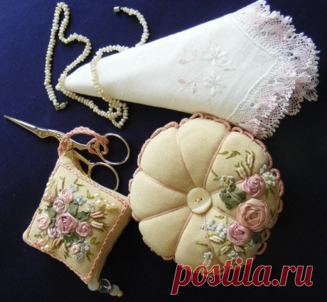 Вышитые лентами игольницы