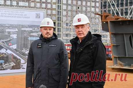 В Москве построят новый мост. В Москве в настоящее время возводится мост через Москву-реку. Об этом сообщил мэр столицы Сергей Собянин. Новый мост построят в створе Берегового проезда, между Шелепихинской набережной и Филевской поймой. Конструкция длиной в 315 метров свяжет между собой районы Филевский Парк и Хорошево-Мневники.