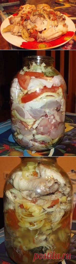 Конечно, курица в банке - это не жареная курица, которую некоторые готовы признать за единственно вкусную, но жареное ведь не всем и не всегда полезно. В общем, этот рецепт однозначно стоит, чтобы его попробовать и взять на вооружение.