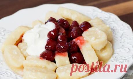 Ленивые вареники неспроста получили такое название, и говорит оно само за себя. Если вам нужно чем-то быстро накормить детей, то этот рецепт будет просто «палочкой-выручалочкой» для вас. Да и многие взрослые не прочь иной раз отведать это блюдо.